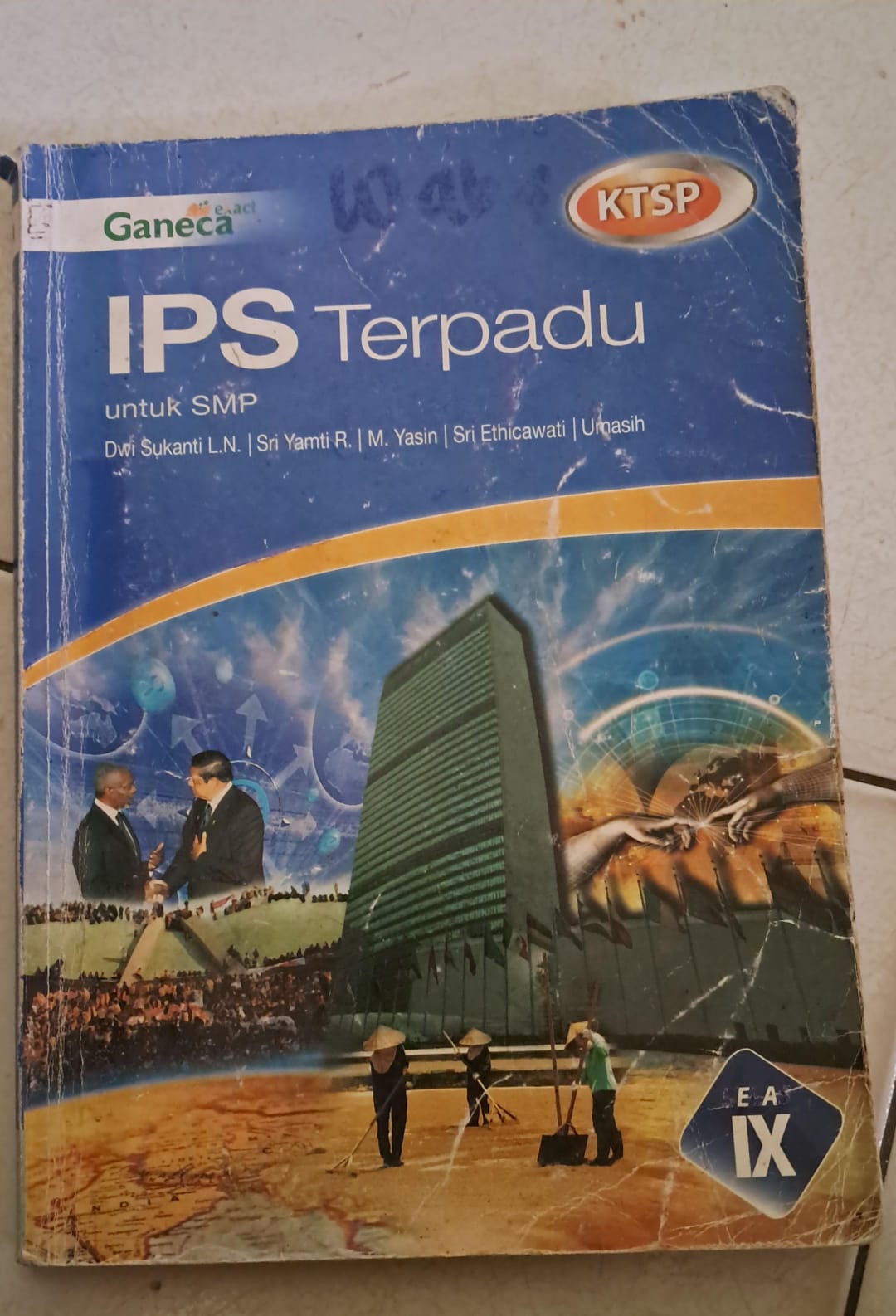 Buku ilmu pengetahuan sosial terpadu (ekonomi sejarah geografi dan Sosiologi)